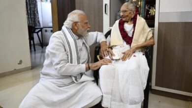 Photo of प्रधानमंत्री नरेंद्र मोदी की मां हीरा बा का 100 साल की उम्र में निधन, अहमदाबाद के अस्पताल में ली अंतिम सांस