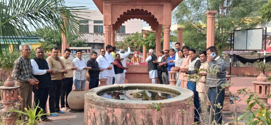 Bhilwara : माली समाज ने की महात्मा ज्योतिबा फूले की 135वीं पुण्यतिथि पर पुष्प अर्पित कर दी श्रद्धांजलि