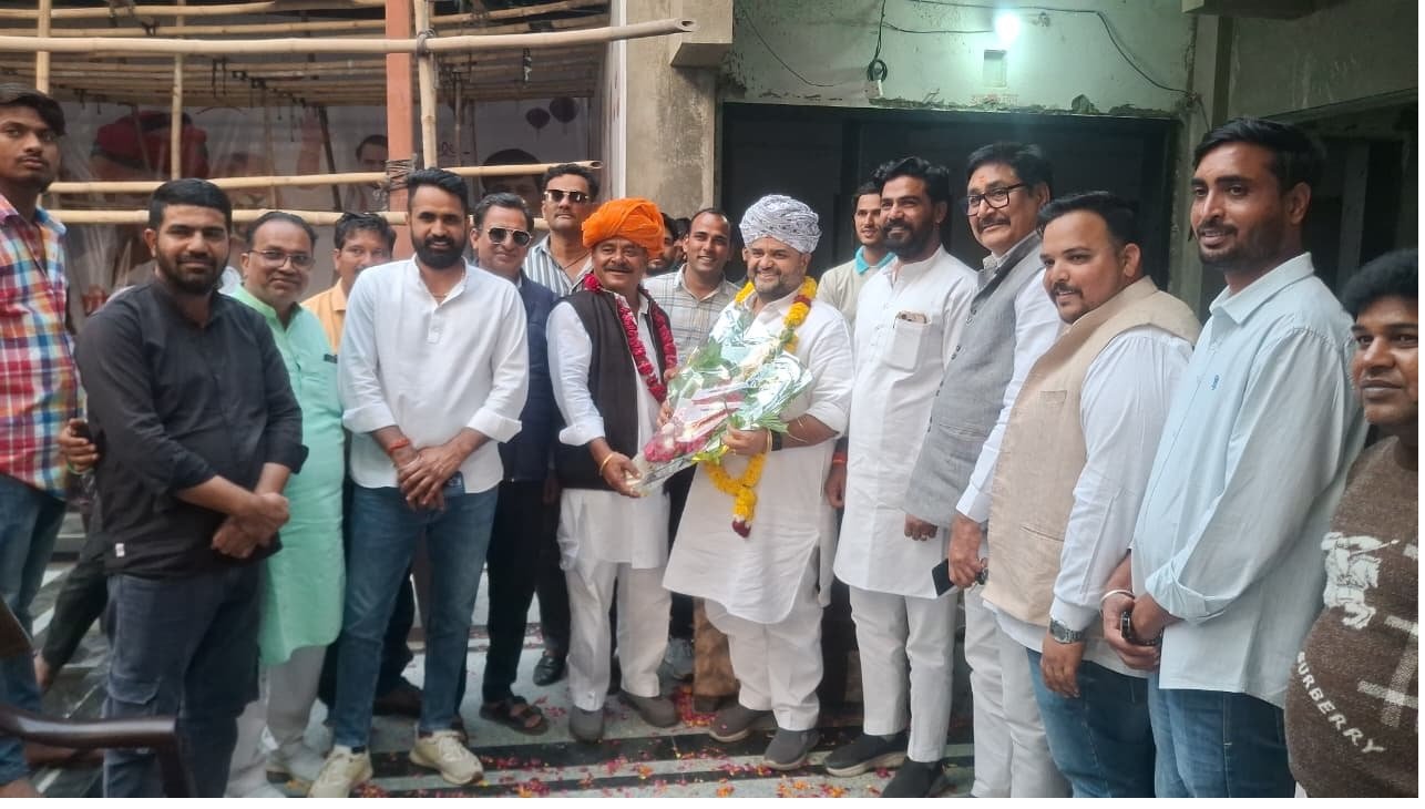Bhilwara : कांग्रेस जिलाध्यक्ष जीपी खटीक ने साफा व माला पहनाकर धीरज गुर्जर का किया अभिनंदन