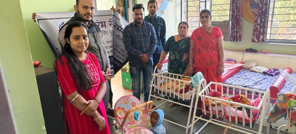 Bhilwara : आरम्भ सेवा संस्थान ने बाल दिवस पर नवजात शिशुओं को किए पालने वितरित