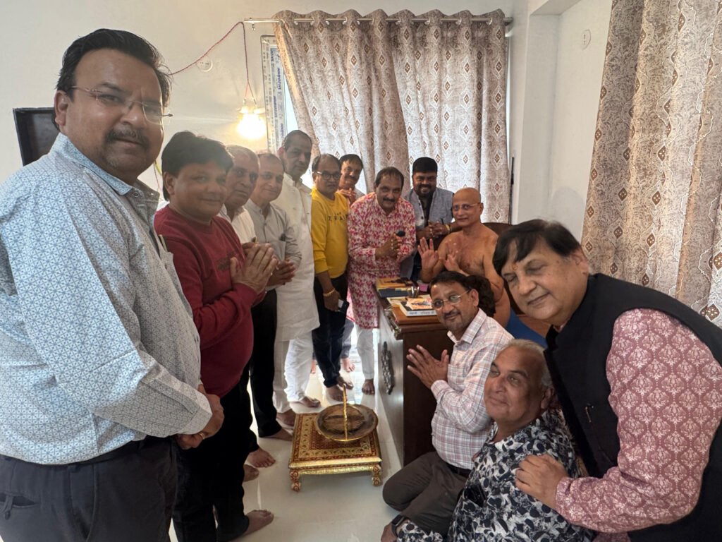 Bhilwara : राष्ट्र संत मनोज्ञाचार्य पुलक सागर को भीलवाड़ा में चातुर्मास हेतु श्रीफल भेंट