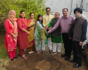 Bhilwara : शशांक और प्रीति ने दिया प्रकृति संरक्षण का संदेश, फेरों से पूर्व लगाया पारिजात का पौधा