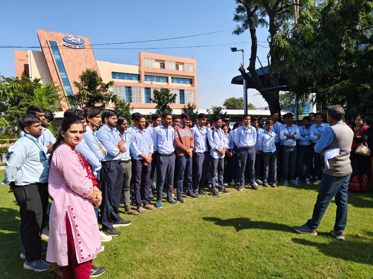 Bhilwara : कंचन देवी कॉलेज के विद्यार्थियों ने किया भीलवाड़ा डेयरी शैक्षणिक भ्रमण