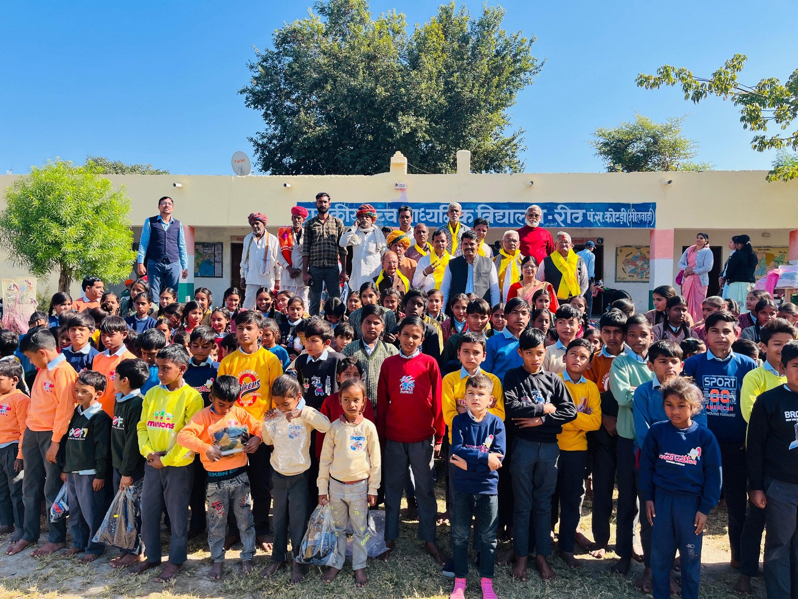 Bhilwara : जय गोविंदा टीम भीलवाडा ने रीठ विद्यालय में 156 जरूरतमंद बालक-बालिकाओं की जर्सियां वितरीत