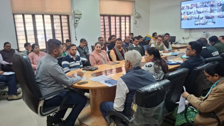 Bhilwara : जिला कलेक्टर ने राज्य सरकार के 2 वर्ष पूर्ण होने पर आयोजित कार्यक्रमों की तैयारियों के संबंध में ली बैठक