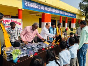 Bhilwara : श्री महावीर हनुमान सेवा संस्थान ने किये जरूरतमंद बच्चों को 151 स्वेटर वितरित