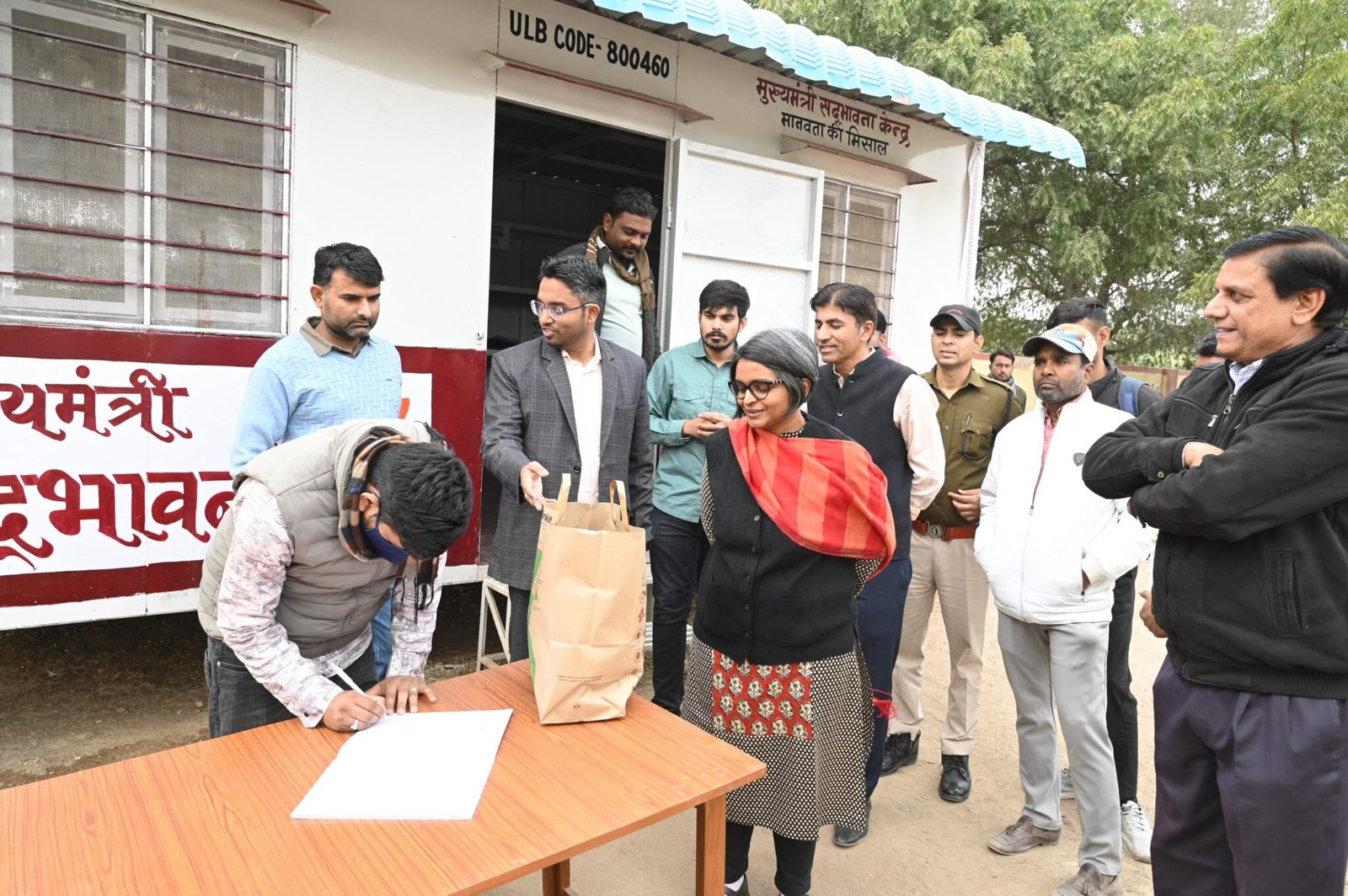 Bikaner : जिला कलेक्टर ने मुख्यमंत्री सद्भावना केंद्र में किया पुराने गर्म कपड़ों का दान