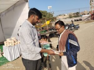 Bikaner : राज्य सरकार के दो वर्षः ऊंट उत्सव के दौरान दी योजनाओं की जानकारी, साहित्य किया वितरित