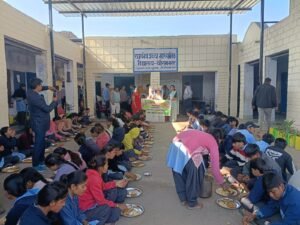 Bhilwara : अखिल भारतीय मारवाड़ी महिला सम्मेलन ने किया रामनगर गुवारडी स्कूल में बच्चों का स्नेह भोज आयोजित