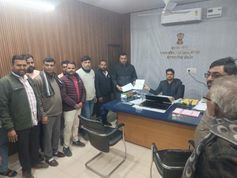 श्रीडूंगरगढ़ में सर्विस रोड बंद होने से बढ़ी आमजन की परेशानी, व्यापारियों और नागरिकों ने उपखण्ड अधिकारी को सौंपा ज्ञापन