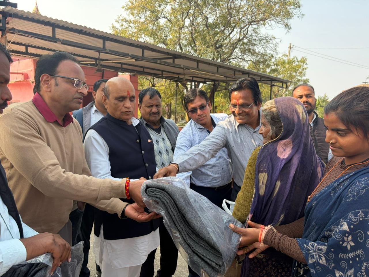 Bhilwara : बिजोलिया प्रेस ट्रस्ट ने मकर संक्रांति पर जरूरतमंदों को किया कंबल वितरण