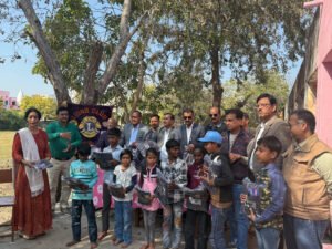 Bhilwara : लायन्स क्लब भीलवाड़ा सिटी ने बच्चों को किए स्वेटर वितरित