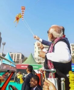 अंतरराष्ट्रीय पतंग महोत्सव: पीएम मोदी और जर्मन चांसलर मेर्ज़ ने उड़ाई 'हनुमान जी' वाली पतंग