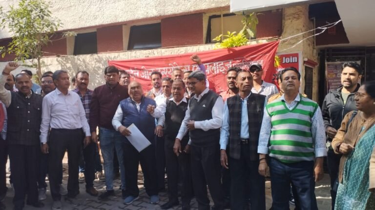 Bhilwara : नए श्रम कानून के विरोध में बैंक कर्मचारियों ने रखी हड़ताल, किया प्रदर्शन