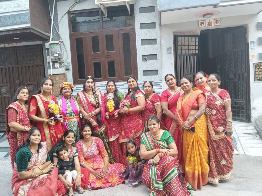 Bhilwara : आदर्श नगर में महिला मंडल ने निकाली ईसर-पार्वती जी की भव्य सवारी