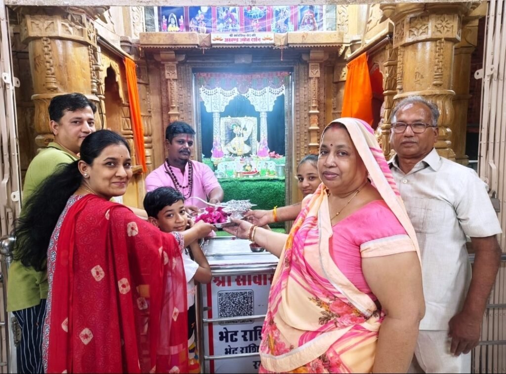 Bhilwara : भीलवाड़ा के युवा ने नौगांवा सांवरिया सेठ के चरणों में अर्पित की चांदी की आरती थाली