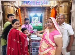 Bhilwara : भीलवाड़ा के युवा ने नौगांवा सांवरिया सेठ के चरणों में अर्पित की चांदी की आरती थाली