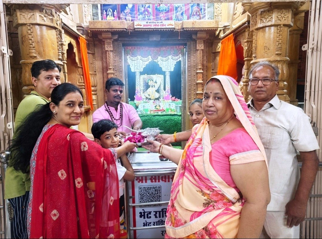 Bhilwara : भीलवाड़ा के युवा ने नौगांवा सांवरिया सेठ के चरणों में अर्पित की चांदी की आरती थाली