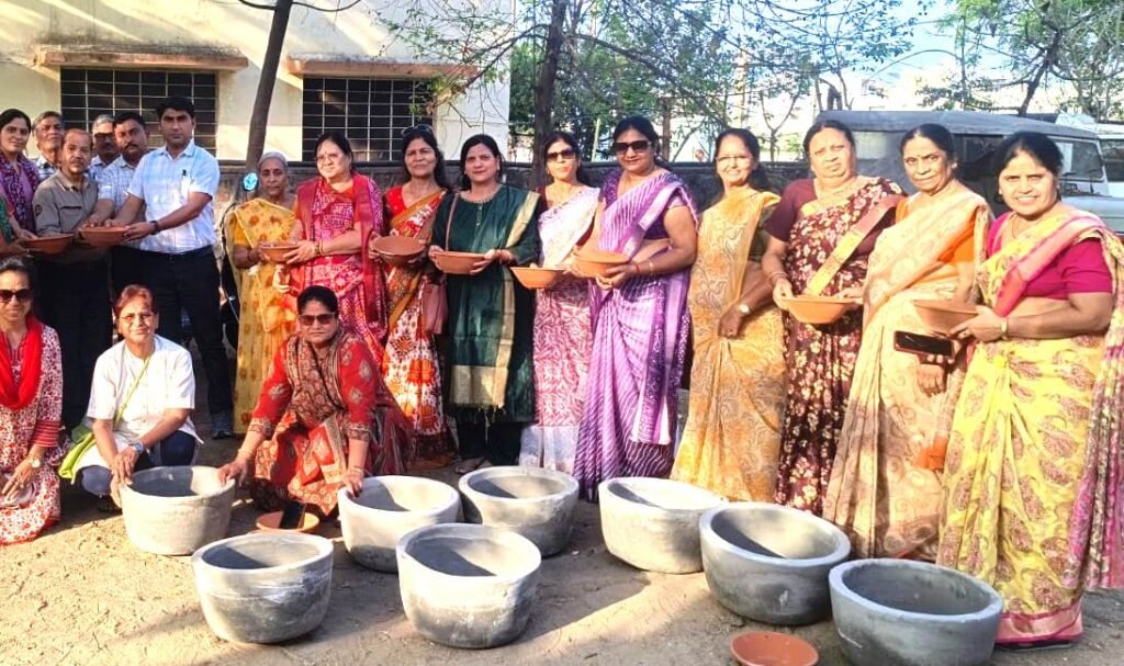 Bhilwara : मीरा केन्द्र ने जीव दया और पर्यावरण संरक्षण के तहत किए टंकियां व परिंडे वितरित