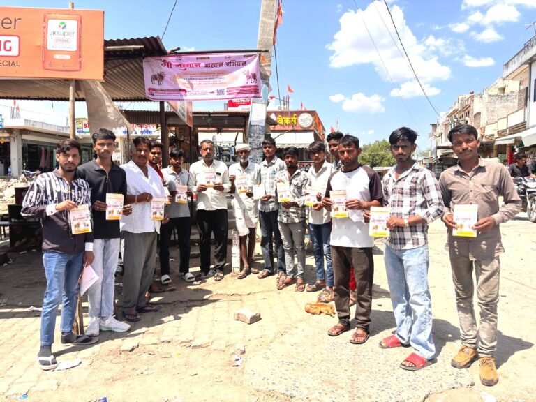 Bhilwara : राष्ट्रीय गौ रक्षा वाहिनी गौ सेवा संघ ने धार्मिक स्थलों और चौराहों पर बैनर लगाकर किया जागरूक