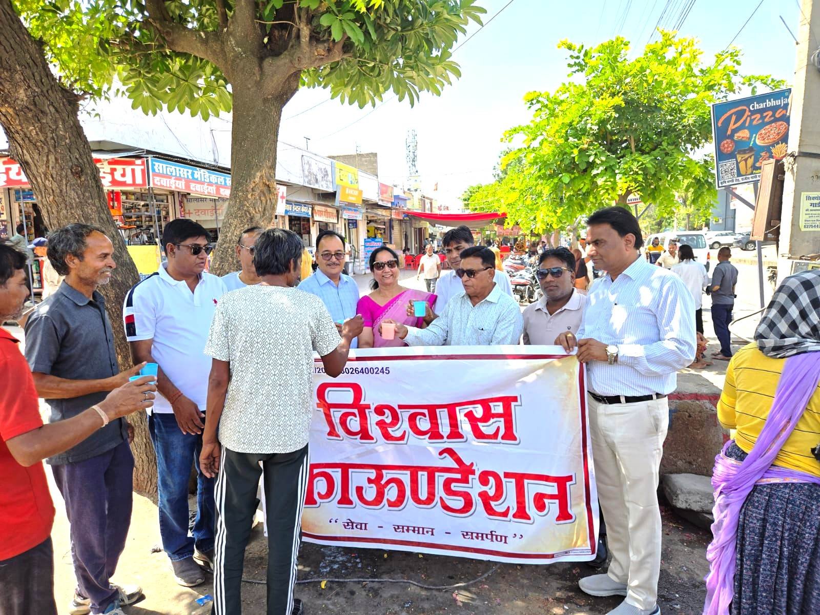 Bhilwara : गर्मी में मजदूर चौराया पर श्रमिकों को पिलाई शीतल छाछ, किया जागरूक