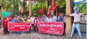 Bhilwara : वस्त्रनगरी में श्रमिकों का फूटा आक्रोश, सिल्वर फैब मालिक का पुतला दहन, बकाया भुगतान की उठी मांग