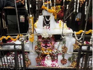 Bhilwara : नौतपा की तपिश के बीच बाबा भैरवनाथ बने ‘बाबा बर्फानी’, 3100 किलो बर्फ से हुआ अलौकिक श्रृंगार
