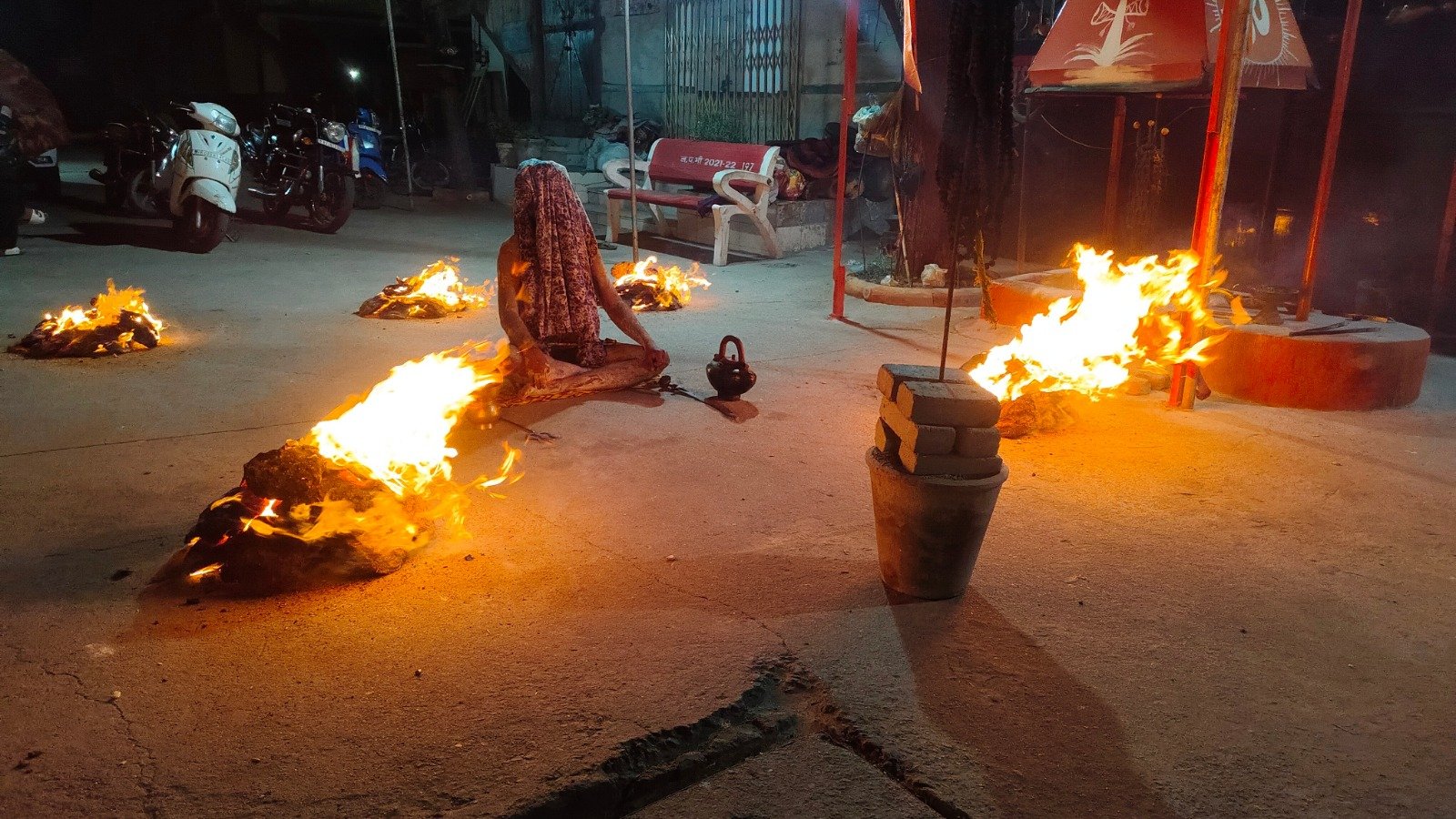 Bhilwara : पंचमुखी श्मशान में नौतपा की तपन के बीच हो रहा 9 दिवसीय पंच धुना अग्नि तप