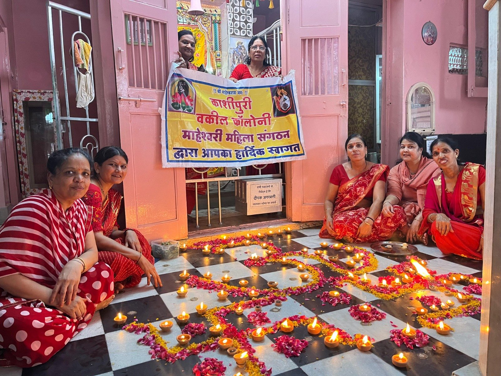 Bhilwara : काशीपुरी वकील कॉलोनी महिला मंडल द्वारा राधाकृष्ण मंदिर में सैकड़ों दीपों का भव्य दीपदान आयोजन